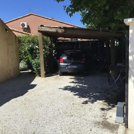 Une Chambre En Ville LʼIsle-sur-la-Sorgue Eksteriør billede