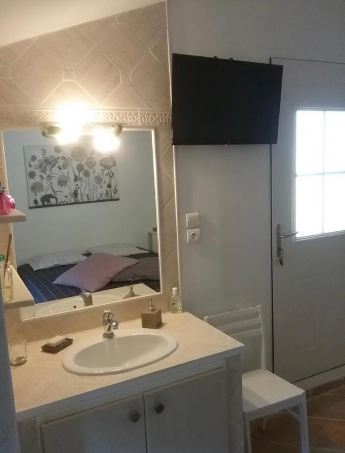 Une Chambre En Ville LʼIsle-sur-la-Sorgue Eksteriør billede