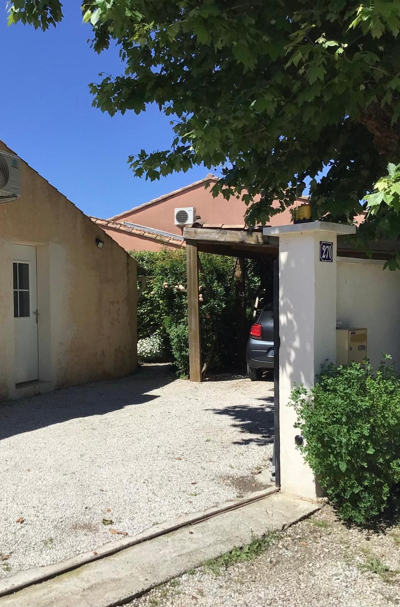 Une Chambre En Ville LʼIsle-sur-la-Sorgue Eksteriør billede