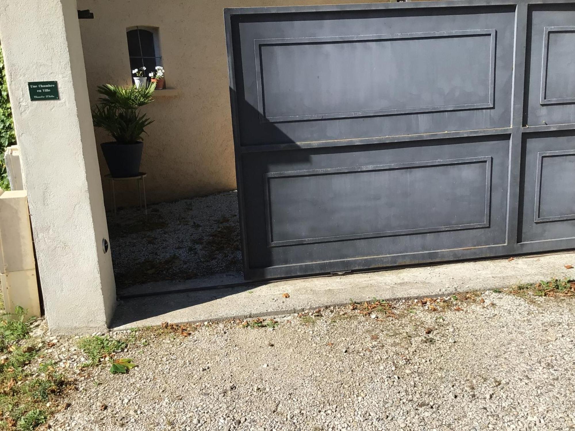 Une Chambre En Ville LʼIsle-sur-la-Sorgue Eksteriør billede
